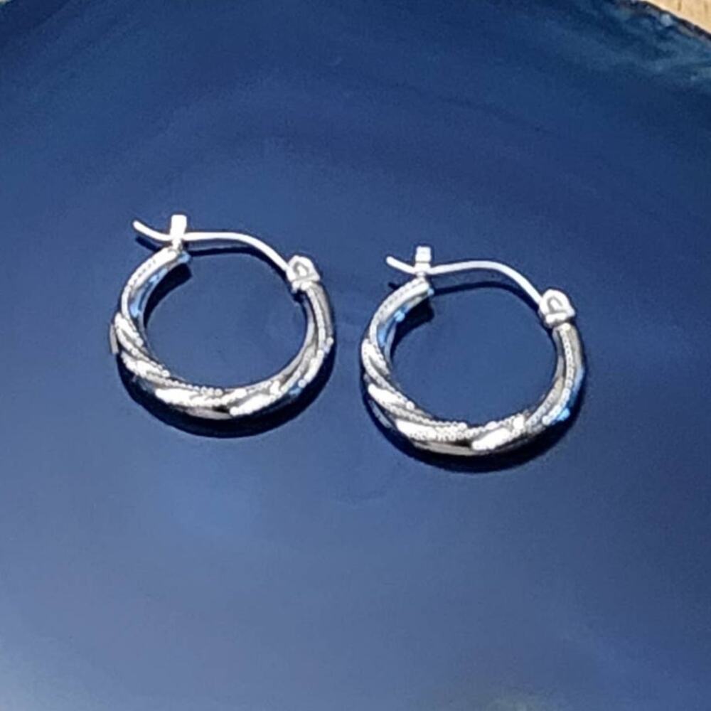 Vintage 14K Fine White Gold Corrugated Round Hoop Earrings - Picture 10 of 10